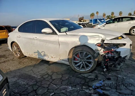 2022 Alfa Romeo Giulia z USA, uszkodzony, nr VIN ZARFAMAN7N7655348